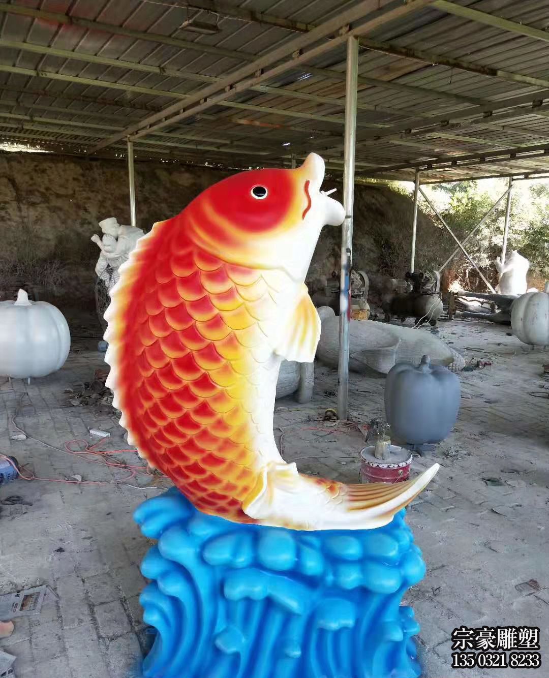 中國(guó)風(fēng)玻璃鋼彩繪鯉魚(yú)景觀雕塑