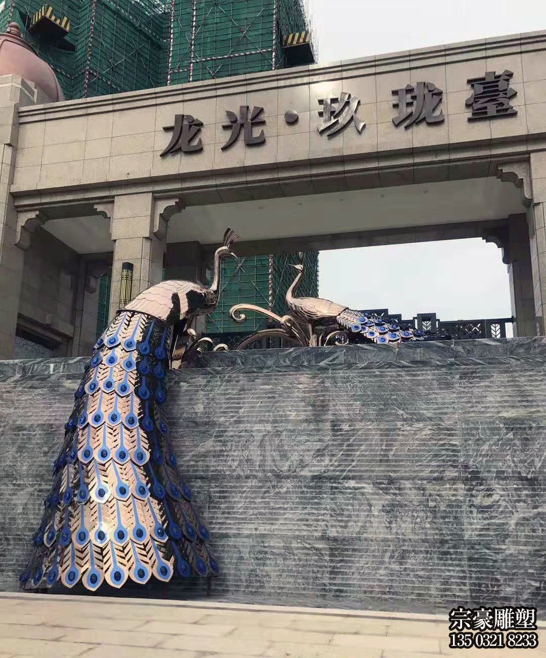 小區(qū)墻上兩只有限的不銹鋼鏤空孔雀雕塑 小區(qū)墻上兩只有限的不銹鋼鏤空孔雀雕塑