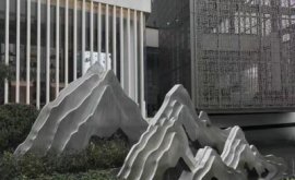 不銹鋼假山在現(xiàn)代中式園林中的應(yīng)用與價(jià)值